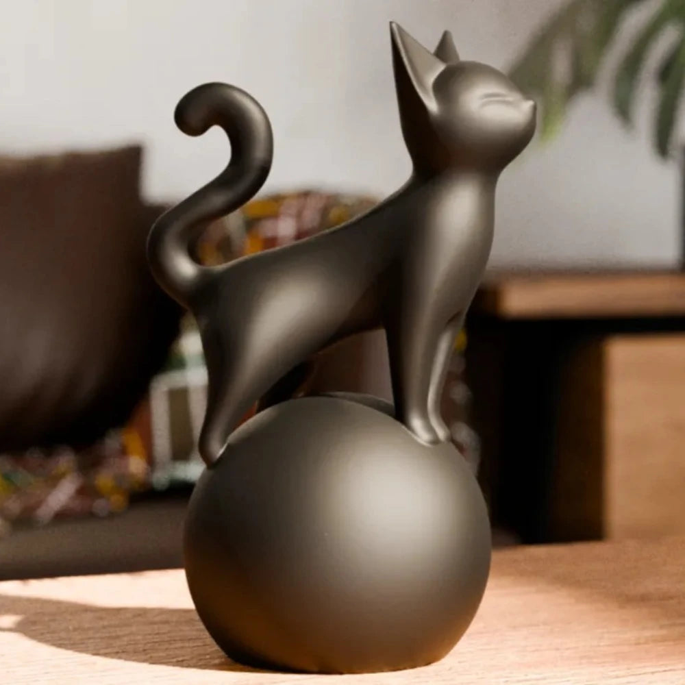 Skulptura mačke na lopti | 3D umjetnička statua | Moderni dekor | Crna i bijela